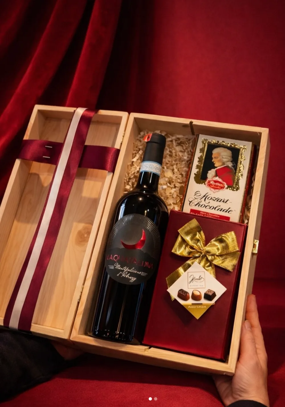 Paketë dhurate me verë dhe çokollata, e përgatitur nga Amovino
